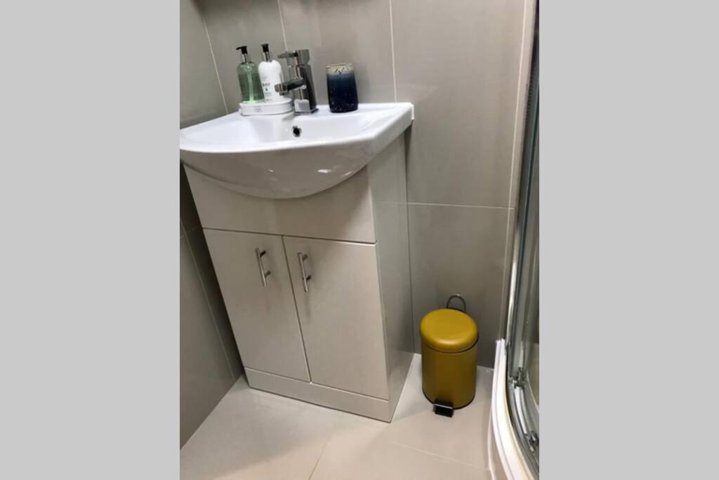 Marie'S Serviced Apartments- 2 Bedroom City Stay Bedford Bagian luar foto