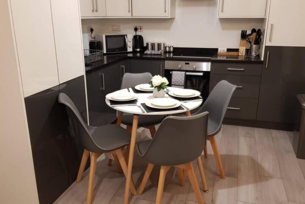 Marie'S Serviced Apartments- 2 Bedroom City Stay Bedford Bagian luar foto
